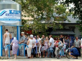 Очередь за водой, фото Виктора Надеждина, Каспаров.Ru