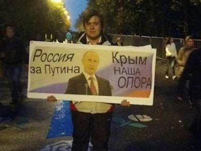 Скорбящий на Поклонной, 27.09.14. Источник - https://www.facebook.com/photo.php?fbid=721931844539726&set=pcb.721932357873008&type=1&theater