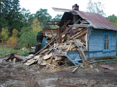 Сломанный садовый домик. Источник - kaliningrad.doski.ru